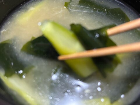 旬の《アスパラの茎とワカメの味噌汁》